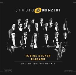 BECKER TOBIAS :  STUDIO KONZERT  (NEUKLANG)

La serie Studio Konzert di casa Neuklang propone dischi audiophile in vinile vergine da 180 gr., registrati in presa diretta completamente in analogico e presentati in edizione limitata e numerata in una elegante confezione. La sala di registrazione degli studi Bauer  un luogo che ha ispirato molti eccellenti musicisti che hanno avuto il privilegio di utilizzare lo splendido pianoforte da concerto Steinway & Sons D-274 con il quale Keith Jarrett interpret alcune delle sue meravigliose melodie. Il 26 novembre del 2013 in questi stessi studi l'eccellente pianista, arrangiatore e compositore tedesco Tobias Becker e la sua bigband hanno tenuto un concerto la cui registrazione live  stata immortalata nel disco Studio Konzert. L'atmosfera  veramente speciale, con il pubblico letteralmente travolto dal grande entusiasmo interpretativo e da una generosa dose di swing che la formazione mette in campo nei 7 brani della track listing, la maggior parte dei quali composti da Tobias Becker. Nell'era digitale  molto facile proporre registrazioni in cui l'esecuzione finale viene 'migliorata'. Studio Konzert rifiuta questa sorta di sofisticazione e sceglie la verit della registrazione live con la sua ineguagliabile energia e la sua naturale bellezza.