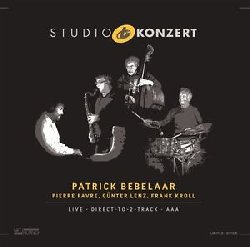 BEBELAAR/FAVRE/LENZ/KROLL :  STUDIO KONZERT  (NEUKLANG)

La serie Studio Konzert di casa Neuklang propone dischi audiophile in vinile vergine da 180 gr., registrati in presa diretta completamente in analogico e presentati in edizione limitata e numerata in una elegante confezione. La sala di registrazione degli studi Bauer  un luogo che ha ispirato molti eccellenti musicisti che hanno avuto il privilegio di utilizzare lo splendido pianoforte da concerto Steinway & Sons D-274 con il quale Keith Jarrett interpret alcune delle sue meravigliose melodie. In questi prestigiosi studi dove la creativit  di casa, il 16 aprile del 2014, Patrick Bebelaar (pianoforte), Gunter Lenz (basso), Frank Kroll (sax soprano e clarinetto basso) e Pierre Favre (batteria) si sono incontrati ed hanno registrato il loro disco Studio Konzert. I quattro musicisti si conoscevano gi, ma suonavano in formazioni diverse e questa per loro  stata la prima volta insieme. Il risultato di un simile incontro  un disco intenso e poetico in cui si percepisce la comune volont degli artisti di scoprire insieme nuovi mondo sonori. Con quattro originali firmati da Babelaar, uno di Kroll e Take the A-Train di Billy Strayhorn, Studio Konzert offre un concerto davvero suggestivo con una qualit sonora impeccabile.