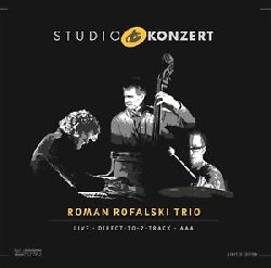 ROFALSKI ROMAN :  STUDIO KONZERT  (NEUKLANG)

La serie Studio Konzert di casa Neuklang propone dischi audiophile in vinile vergine da 180 gr., registrati in presa diretta completamente in analogico e presentati in edizione limitata e numerata in una elegante confezione. La sala di registrazione degli studi Bauer � un luogo che ha ispirato molti eccellenti musicisti che hanno avuto il privilegio di utilizzare lo splendido pianoforte da concerto Steinway & Sons D-274 con il quale Keith Jarrett interpret� alcune delle sue meravigliose melodie. Roman Rofalski � un eccellente pianista tedesco che si trova perfettamente a suo agio sia nell'ambito jazz che in quello classico. Insieme al suo trio composto da Johannes Felscher (contrabbasso) e Philippe Lemm (batteria), il pianista propone Studio Konzert, un disco di jazz imprevedibile, caratterizzato da mille sfumature. Nella performance live agli studi Bauer, la formazione ha sfruttato al meglio la sua capacit� di esprimersi spontaneamente, trasmettendo al pubblico presente una grande naturalezza. Con una tracklisting che comprende Der Wegweiser di Franz Schubert e Le Gibet di Maurice Ravel, entrambi arrangiati da Rofalski, Lucky dei Radiohead e Last Accusal, scritta dal pianista e bandleader, Studio Konzert � un disco che mette in risalto la grande tecnica e la profonda sensibilit� interpretativa di questo trio.