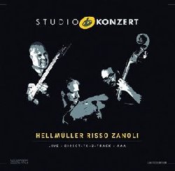 HELLMULLER/RISSO/ZANOLI :  STUDIO KONZERT  (NEUKLANG)

La serie Studio Konzert di casa Neuklang propone dischi audiophile in vinile vergine da 180 gr., registrati in presa diretta completamente in analogico e presentati in edizione limitata e numerata in una elegante confezione. La sala di registrazione degli studi Bauer  un luogo che ha ispirato molti eccellenti musicisti che hanno avuto il privilegio di utilizzare lo splendido pianoforte da concerto Steinway & Sons D-274 con il quale Keith Jarrett interpret alcune delle sue meravigliose melodie. Franz Hellmuller (chitarra), Stefano Risso (contrabbasso) e Marco Zanoli (batteria): tre musicisti molto convincenti come solisti e che, se uniti in trio come nel caso del disco Studio Konzert, sono capaci di formare un trio senza gerarchie, in cui la sola regola da seguire  la creativit.  Suonando i loro 6 originali, Hellmuller, Risso e Zanoli cercano la magia del momento e questo, soprattutto nel caso di una registrazione in presa diretta,  forse l'aspetto che pi di altri rende l'album davvero speciale. Con melodie nostalgiche, raffinate nuances, elementi orchestrali e suggestioni rock, Studio Konzert regala all'ascoltatore una serata di grande musica in qualit audiophile.