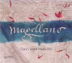 SAVELLI GIANNI :  MAGELLANO  (NEUKLANG)

Nel 2000 il talentuoso sassofonista napoletano Gianni Savelli, collaboratore tra gli altri di Riccardo Cocciante ed Ornella Vanoni, ha dato vita alla formazione Media Res con lo scopo di creare sonorit uniche e nuove che mettessero insieme jazz, suggestioni classiche ed elementi appartenenti a tradizioni musicali non europee. Per i Media Res, ossia Gianni Savelli (sax tenore) Aldo Bassi (tromba e flicorno), Enrico Zanisi (pianoforte), Luca Pirozzi (basso), Francesco Ponticelli (basso, solo nella prima traccia) e Alessandro Mazi (percussioni), lalbum Magellano ha rappresentato una vera sfida: quella di comporre musica in cui i confini tra generi musicali, lingue e culture venissero superati. Lensemble esprime tutta la sua poliedrica personalit, fa musica a modo suo, interpretando melodie profonde e personali che trasmettono allascoltatore la stessa curiosit che i musicisti hanno impiegato nel comporle e suonarle. Nel nuovo album Magellano, presentato con un concerto sold-out allAuditorium di Roma a fine 2015, i Media Res, capitanati da Gianni Savelli, esplorano lingue, culture e mondi, regalando allascoltatore un viaggio sonoro carico di passione, ricordi affascinanti e folli visioni.	