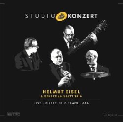 EISEL HELMUT & VOLTZ SEBASTIAN :  STUDIO KONZERT  (NEUKLANG)

La serie Studio Konzert di casa Neuklang propone dischi audiophile in vinile vergine da 180 gr., registrati in presa diretta completamente in analogico e presentati in edizione limitata e numerata in una elegante confezione. La sala di registrazione degli studi Bauer  un luogo che ha ispirato molti eccellenti musicisti che hanno avuto il privilegio di utilizzare lo splendido pianoforte da concerto Steinway & Sons D-274 con il quale Keith Jarrett interpret alcune delle sue meravigliose melodie. Il 16 marzo del 2015 Helmut Eisel (clarinetto), Sebastian Voltz (Fender Rhodes), Mario Bartone (basso) e Dirk Leibenguth (batteria) hanno registrato il loro concerto agli studi Bauer ed il risultato  stato immortalato nello splendido vinile della serie Studio Konzert. Si tratta di un disco non convenzionale e molto appassionante che deve la sua bellezza alle straordinarie interpretazioni dei quattro musicisti, registrate in presa diretta e con l'utilizzo di sofisticati microfoni che ne garantiscono l'eccellente qualit audio. Dimenticando la registrazione e concentrandosi invece sull'interazione con il pubblico, il quartetto suona in modo divino, unendo forza espressiva, tecnica ed entusiasmo, offrendo all'ascoltatore un programma che prevede alcuni standard jazz ed alcuni brani firmati da Eisel dal fascino klezmer.