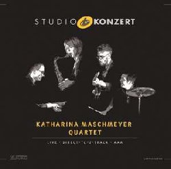 MASCHMEYER KATHARINA :  STUDIO KONZERT  (NEUKLANG)

La serie Studio Konzert di casa Neuklang propone dischi audiophile in vinile vergine da 180 gr., registrati in presa diretta completamente in analogico e presentati in edizione limitata e numerata in una elegante confezione. La sala di registrazione degli studi Bauer  un luogo che ha ispirato molti eccellenti musicisti che hanno avuto il privilegio di utilizzare lo splendido pianoforte da concerto Steinway & Sons D-274 con il quale Keith Jarrett interpret alcune delle sue meravigliose melodie. Il 16 aprile del 2015, Katharina Maschmeyer (sax tenore e soprano), Nils Pollheide (chitarra elettrica e acustica, basso elettrico), Philipp Ruttgers (pianoforte, tastiere, sintetizzatore) e Jens Otto (percussioni) hanno registrato il loro album Studio Konzert. Oltre che per i suoi moderni arrangiamenti jazz, il disco del quartetto si contraddistingue per lo spazio espressivo destinato all'interazione dei musicisti. Grazie a questa scelta, i brani, quasi tutti originali di Katharina Maschmeyer e Nils Pollheide, sono intuitivi ed hanno le sembianze di un naturale flusso sonoro. Veloci parti all'unisono, ritmi non lineari e linee di basso davvero ingegnose si alternano a ballate e passagi pi tranquilli, garantendo all'album una grande variet di atmosfere. Studio Konzert di Katharina Maschmeyer  una produzione eccellente, resa veramente unica dalla perfezione della registrazione, che nessun amante del jazz o audiofilo dovrebbe lasciarsi scappare.