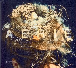 AERIE :  HATCH AND HOST  (NEUKLANG)

Aerie � una band formata da artisti provenienti da diversi paesi europei e diretta dai sassofonisti Ingo Hipp e Sam Comerform. �Hatch and Host� � un album di musica jazz che stupisce con la sua straordinaria ricchezza di  suggestioni ed idee: i suoi otto brani variano in lunghezza e struttura, ma sono tutti caratterizzati da una libert� selvaggia che permette ai musicisti di raggiungere territori sonori inaspettati. Aerie propone jazz moderno, che unisce improvvisazione, composizione ed elementi rock. Ingo Hipp (sax soprato ed alto), Sam Comeford (sax tenore), Laurent Meteau (chitarra), Peedu Kass (basso) e Matthew Jacobson (percussioni) creano forme che si dilatano per poi dissolversi e ricrearsi nuovamente. �Hatch and Host� � il frutto di una band che riunisce musicisti e radici culturali appartenenti a paesi diversi: il risultato di questi innumerevoli influssi � un album aperto a possibilit� sonore nuove e mai scontate che intrattiene, emoziona e sorprende.