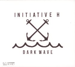 INITIATIVE H :  DARK WAVE  (NEUKLANG)

Dopo il successo del primo album Deus Ex Machina, Initiative H, big band francese capitanata da Davide Haudrechy, presenta Dark Wave, il suo nuovo ed atteso progetto musicale che vede la partecipazione come ospiti di Mederic Collignon, Emile Parisien e Vincent Artaud. Lalbum di casa Neuklang  unonda sensazionale di jazz, elettronica e musica rock che immerge lascoltatore in un meraviglioso oceano di suoni. Per il titolo dellalbum Initiative H ha tratto ispirazione dallomonimo movimento musicale dark e romantico nato sul finire degli anni 70 in Europa, ma anche dalliconografica dei Dark Wavers, surfisti estremi che sfidano onde paurosamente alte. Dark Wave  un intenso viaggio musicale in cui la band mostra sia il suo lato oscuro che quello pi luminoso. Ogni traccia  una tappa suggestiva ed emozionante di tale percorso, a partire da Dark Wave, brano di apertura dellalbum che annuncia tutto quello che verr in seguito. Come una ricerca infinita nelle profondit degli oceani per trovare londa perfetta, il brivido supremo, Initiative H conclude il viaggio con una cover di Time to Pretend degli MGMT, regalando agli ascoltatore uninaspettata incursione nel mondo della musica pop.