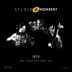 JUTZ :  STUDIO KONZERT  (NEUKLANG)

La serie Studio Konzert di casa Neuklang propone dischi audiophile in vinile vergine da 180 gr., registrati in presa diretta completamente in analogico e presentati in edizione limitata e numerata in una elegante confezione. La sala di registrazione degli studi Bauer  un luogo che ha ispirato molti eccellenti musicisti che hanno avuto il privilegio di utilizzare lo splendido pianoforte da concerto Steinway & Sons D-274 con il quale Keith Jarrett interpret alcune delle sue meravigliose melodie. Nel 2015 lalbum di debutto del trio svizzero Jtz, formato da Daniel Woodtli, Isa Kurz e Philipp Moll,  stato nominato al German Record Critics Award. Qualche mese dopo i tre musicisti hanno registrato, nei famosi studi delletichetta Bauer, Studio Konzert, vinile contenente alcuni loro inediti, pezzi di repertorio, oltre a splendide interpretazioni di brani italiani, austriaci e tedeschi da loro arricchiti con interessanti suggestioni jazz. In Studio Konzert emerge anche la passione del trio svizzero per le tradizioni musicali alpine: tutti i pezzi del loro vinile presentano infatti un sapore alpino che in alcuni brani  preponderante, mentre in altri  accuratamente nascosto tra le note. Daniel Woodtli alla tromba e flicorno, Isa Kurz alla fisarmonica e violino e Philipp Moll al contrabbasso hanno dato vita ad un disco che  un caleidoscopio musicale straordinario, con uno stile dinamico fatto di tensione che viene interrotta dallo sviluppo familiare e libero della melodia.