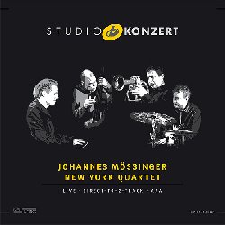 MOSSINGER JOHANNES / NEW YORK QUARTET :  STUDIO KONZERT  (NEUKLANG)

La serie Studio Konzert di casa Neuklang propone dischi audiophile in vinile vergine da 180 gr., registrati in presa diretta completamente in analogico e presentati in edizione limitata e numerata in una elegante confezione. La sala di registrazione degli studi Bauer  un luogo che ha ispirato molti eccellenti musicisti che hanno avuto il privilegio di utilizzare lo splendido pianoforte da concerto Steinway & Sons D-274 con il quale Keith Jarrett interpret alcune delle sue meravigliose melodie. Nel 2015, durante le giornate dedicate al jazz a Ludwigsburg, Germania, il pianista jazz Johannes Mssinger ed il suo New York Quartet hanno registrato un bellissimo concerto presso gli studi Bauer che ora l'etichetta propone su vinile. Insieme alle tre star della scena jazz di newyorkese Ryan Carniaux (tromba), Calvin Jones (contrabbasso) e Karl Latham (percussioni), Mssinger presenta in questo vinile non solo ballate liriche e splendide composizioni, ma anche interessanti brani free jazz dai ritmi impulsivi. Il quartetto offre al pubblico musica accattivante, intensa, profondamente ispirata, suonata con un elevato livello tecnico. Con un entusiasmo contagioso, un impressionante talento nell'improvvisazione ed una coordinazione incredibile tra i musicisti, in Studio Konzert Johannes Mssinger ed il suo New York Quartet propongono sonorit uniche che invitano gli ascoltatori ad intraprendere un viaggio attraverso mondi sonori multidimensionali.