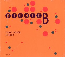 BECKER TOBIAS :  ATOMIC B.  (NEUKLANG)

Con il precedente album Life Stream, la bigband di Tobias Becker aveva ottenuto il premio della critica musicale tedesca nel 2013, conquistandosi una posizione stabile nella scena jazz nazionale ed internazionale. Il nuovo progetto della formazione, Atomic B., contiene in gran parte originali di Tobias Becker ed Alexander Buehl, ma anche splendide interpretazioni di alcuni brani del repertorio classico per big band. Questo nuovo lavoro della Tobias Becker Bigband ha un doppio valore: la creazione di una nuova forma di jazz contemporaneo ed un contributo significativo allinterpretazione delle grandi composizioni jazz degli ultimi decenni. Con un titolo che  un tributo ad una delle registrazioni pi famose della Count Basie Bigband, Atomic B.  la riprova delloriginale talento di Tobias Becker e della sua formazione che dallemittente belga Brf  stata definita la perfetta bigband jazz.