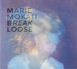 MARIE MOKATI :  BREAK LOOSE  (NEUKLANG)

Break Loose, primo album della formazione Marie Mokati, non si pone limiti stilistici: in qualche brano risuona una dolce melodia popolare, poi c una canzone rock sperimentale, il tutto senza paura di soverchiare vecchie convenzioni per creare qualcosa di nuovo e fresco. Il filo rosso che attraversa lintero album  la spontaneit delle storie che la bandleader, cantante e compositrice Marie Daniels racconta, attingendo per la loro composizione alle sue personali esperienze di vita. Il penetrante suono della chitarra, le calde note del contrabbasso, il ritmo contagioso delle percussioni e la voce profonda della vocalista sono gli elementi che contraddistinguono lo stile unico di questa talentuosa ed originale band. In Break Loose Marie Daniels (voce), Tim Buecher (chitarra), Moritz Goetzen (contrabbasso) e Karl F. Degenhardt (percussioni) sono riusciti nellardua impresa di unire jazz, folk e musica sperimentale in modo assolutamente originale, regalando allascoltatore un disco innovativo e sorprendente.