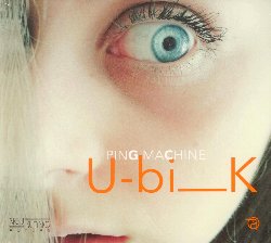 PING MACHINE :  U-BI__K  (NEUKLANG)

La grande formazione Ping Machine  composta da 15 eccellenti musicisti capitanati dal chitarrista e compositore francese Frederic Maurin. Ping Machine  sinonimo di energia, potenza, ricerca musicale e sperimentazione che non conosce confini tra generi. Nel pieno della sua maturit artistica alimentata da composizioni impegnative ed interpretazioni magistrali, Ping Machine pubblica contemporaneamente gli album Easy Listening ed U-bi__k, due pubblicazioni profondamente legate luna allaltra. U-bi__k  una lunga suite orchestrale labirintica ed affascinante in cui confluiscono elementi appartenenti alla musica contemporanea ed allelettronica. Le melodie scritte da Maurin sono ipnotiche, fatte di assolo che mettono in risalto labilit di ciascuno dei tanti musicisti, di trucchi musicali atti a non far succedere quello che lascoltatore  portato ad aspettarsi, piene zeppe di emozioni e sfumature. Maurin guida lorchestra e lascoltatore, con fermezza e sensibilit, allinterno di un universo musicale che ha il raro pregio di non essere mai completamente afferrabile, c sempre qualcosa che sfugge e che proprio per questo intriga. U-bi__k  inoltre la riprova che Ping Machine  unottima orchestra, capace di interpretare le composizioni di Maurin con ineguagliabile grazia, abilit e sensibilit artistica.