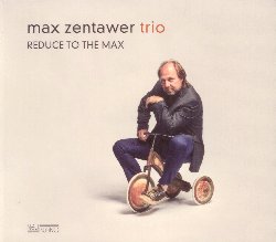 ZENTAWER MAX :  REDUCE TO THE MAX  (NEUKLANG)

Reduce to the Max  l'album di debutto del chitarrista Max Zentawer. Insieme a Florian Doling (contrabbasso) e Matthias Daneck (percussioni), il musicista tedesco di Friburgo propone un eccellente disco di jazz contemporaneo che colpisce per le sue sonorit ben definite, potenti ed omogenee. I groove terreni dell'album di casa Neuklang si alternano con parti dal gusto swing, filigranate e delicate, opere melodiche in cui spiccano le note dello strumento di Zentawer. Sia che suoni la chitarra elettrica che quella acustica con le corde in nylon, Max Zentawer dimostra tutta la sua abilit di musicista esperto e talentuoso. Con le sue improvvisazioni, a volte pi caute ed altre pi virtuose, il musicista tedesco porta i compagni del suo trio ad interagire in modo straordinario. Doling e Daneck da parte loro sanno come usare questa energia al meglio e riescono a trasformare la musica in vero e proprio dialogo. Reduce to the Max, disco che propone tutti originali di Zentawer,  la dimostrazione del raffinato talento di Zentawer sia come interprete che come compositore: non resta dunque che lasciare spazio alla musica e godersi l'album di debutto di un musicista che far sicuramente parlare di s anche negli anni a venire.