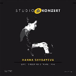 SHYBAYEVA HANNA :  STUDIO KONZERT  (NEUKLANG)

La serie Studio Konzert di casa Neuklang propone dischi audiophile in vinile vergine da 180 gr., registrati in presa diretta completamente in analogico e presentati in edizione limitata e numerata in una elegante confezione. La sala di registrazione degli studi Bauer  un luogo che ha ispirato molti eccellenti musicisti che hanno avuto il privilegio di utilizzare lo splendido pianoforte da concerto Steinway & Sons D-274 con il quale Keith Jarrett interpret alcune delle sue meravigliose melodie. A causa di un forte bisogno di perfezione, solitamente i pianisti classici non amano tenere concerti dal vivo. Tuttavia, non appena la pianista bielorussa Hanna Shybayeva ha sentito parlare della serie Studio Konzert di casa Bauer, non ha resistito alla voglia di vivere questa esperienza ed il 29 febbraio del 2016, nei prestigiosi studi di Ludwigsburg ha registrato il suo concerto. Come prima musicista classica a tenere un concerto negli studi Bauer, Hanna Shybayeva ha suonato uno Steinway Grand Piano, con il quale ha proposto un programma straordinario che tocca vari periodi musicali con interpretazioni di opere di Claude Debussy, Frdric Chopin, George Gershwin, Nicolaj Kapustin, Domenico Scarlatti e Franois Couperin. Nel prezioso vinile Studio Konzert, Shybayeva dimostra di essere una pianista di grande talento, affascinante sia per il modo originale di suonare intramontabili classici che per la sua energia contagiosa.