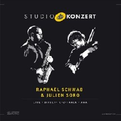 SCHWAB RAPHAEL & SORO JULIEN :  STUDIO KONZERT  (NEUKLANG)

La serie Studio Konzert di casa Neuklang propone dischi audiophile in vinile vergine da 180 gr., registrati in presa diretta completamente in analogico e presentati in edizione limitata e numerata in una elegante confezione. La sala di registrazione degli studi Bauer  un luogo che ha ispirato molti eccellenti musicisti che hanno avuto il privilegio di utilizzare lo splendido pianoforte da concerto Steinway & Sons D-274 con il quale Keith Jarrett interpret alcune delle sue meravigliose melodie. Dopo due album insieme, Schwab Soroe Volons!, il bassista Raphael Schwab ed il sassofonista Julien Soro hanno registrato il loro primo concerto live nei Bauer Studios, offerto al pubblico dall'etichetta tedesca in versione Lp. La trackinglist di Studio Konzert propone alcuni brani tratti dai precedenti album dei due musicisti, oltre a splendidi standard jazz di maestri come Thelonious Monk, Miles Davis e Fats Waller, arrangiati ed interpretati in maniera eccellente da Schwab (sassofono) e Soro (contrabbasso). La nuova uscita della serie Studio Konzert di casa Neuklang  un'intensa conversazione tra due musicisti straordinari che aggiungono un nuovo ed importante tassello alla loro proficua collaborazione artistica.