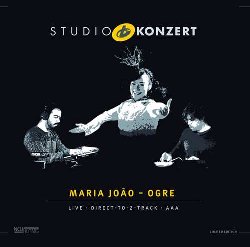 JOAO MARIA / OGRE :  STUDIO KONZERT  (NEUKLANG)

La serie Studio Konzert di casa Neuklang propone dischi audiophile in vinile vergine da 180 gr., registrati in presa diretta completamente in analogico e presentati in edizione limitata e numerata in una elegante confezione. La sala di registrazione degli studi Bauer  un luogo che ha ispirato molti eccellenti musicisti che hanno avuto il privilegio di utilizzare lo splendido pianoforte da concerto Steinway & Sons D-274 con il quale Keith Jarrett interpret alcune delle sue meravigliose melodie. La prestigiosa serie di casa Neuklang si arricchisce di un nuovo volume dedicato alla strepitosa cantante portoghese Maria Joao ed alla sua band Ogre. Mettere la musica di Maria Joao in una categoria  un'impresa impossibile, visto che spazia tra vari generi musicali come avanguardia, jazz, musica latino-americana e musica popolare portoghese. La prima volta di Maria Joao negli studi Bauer fu nel 1991, con il Grupo Cal Viva, per ritornarvi, 25 anni dopo, nell'aprile del 2016, per registrare il suo nuovo progetto in vinile Studio Konzert. Con la sua formazione Ogre che comprende Joao Farinha al Fender Rhodes ed Andr Nascimento al laptop e sequencer, Maria Joao dimostra di avere un'estensione vocale impressionante. Nel lato A il disco Studio Konzert propone alcune canzoni contenute in Plastic, l'ultimo album di studio della vocalista portoghese, mentre il lato B presenta delle suggestive trasposizioni musicali di alcune opere di William Shakespeare. Il risultato  un lavoro originale e stimolante che mette insieme musica contemporanea e letteratura.