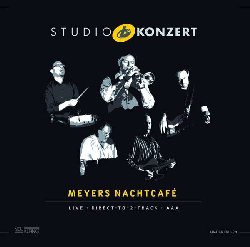 MEYERS NACHTCAFE :  STUDIO KONZERT  (NEUKLANG)

La serie Studio Konzert di casa Neuklang propone dischi audiophile in vinile vergine da 180 gr., registrati in presa diretta completamente in analogico e presentati in edizione limitata e numerata in una elegante confezione. La sala di registrazione degli studi Bauer  un luogo che ha ispirato molti eccellenti musicisti che hanno avuto il privilegio di utilizzare lo splendido pianoforte da concerto Steinway & Sons D-274 con il quale Keith Jarrett interpret alcune delle sue meravigliose melodie. Il nuovo Lp della prestigiosa collana  dedicato a Christian Meyers, da molti ritenuto uno dei migliori trombettisti tedeschi. Nel suo elegante ensemble Meyers Nachtcaf, il musicista tedesco di stanza a Berlino ha messo insieme alcuni eccellenti musicisti di Stoccarda, ossia Martin Johnson (Rhodes), Ruediger Nass (chitarra), Alex Uhl (basso) ed Eckhard Stromer (batteria). Sull'esempio della band di Roy Hargrove, la Rh Factor, Meyers Nachtcaf miscela elementi appartenenti a jazz, hip-hop e soul. La musica di Studio Konzert arriva direttamente all'anima dell'ascoltatore: nelle interessanti ballate dal gusto lounge, Christian Meyers al flicorno d vita a meravigliose sonorit fluttuanti e profondamente malinconiche che colpiscono con il loro fascino raffinato. Ascoltare la Meyers Nachtcaf  sempre un piacere, specialmente negli spettacoli dal vivo in cui  possibile godere pienamente dell'energia che scaturisce dall'interazione dei musicisti. Studio Konzert offre la splendida registrazione live, curata dal sound engineer Johannes Wohlleben che aveva gi registrato due album con Meyers sempre per l'etichetta Neuklang, di un coinvolgente concerto live che  stato immortalato in puro analogico e senza aggiungere elaborazioni durante la fase di postproduzione.