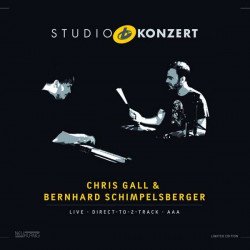 GALL CHRIS / SCHIMPELSBERGER BERNARD :  STUDIO KONZERT  (NEUKLANG)

La serie Studio Konzert di casa Neuklang propone dischi audiophile in vinile vergine da 180 gr., registrati in presa diretta completamente in analogico e presentati in edizione limitata e numerata in una elegante confezione. La sala di registrazione degli studi Bauer  un luogo che ha ispirato molti eccellenti musicisti che hanno avuto il privilegio di utilizzare lo splendido pianoforte da concerto Steinway & Sons D-274 con il quale Keith Jarrett interpret alcune delle sue meravigliose melodie. Il nuovo Lp della serie Studio Konzert propone una formazione davvero insolita che vede insieme pianoforte e percussioni. All'inizio della loro carriera il pianista Chris Gall ed il percussionista Bernhard Schimpelsberger facevano parte della band Taalism, ma poi le loro strade si sono separate: mentre Schimpelsberger si immergeva sempre pi profondamente nel mondo del ritmo indiano collaborando con musicisti come Anoushka Shankar e Akram Khan, Chris Gall scelse la strada pi pagana e terrena del jazz-rock che lo ha portato ad essere ospite durante i tour di importanti formazioni come i Quadro Nuevo. L'occasione per ricominciare a collaborare si  presentata con il progetto del nuovo disco registrato nei prestigiosi Bauer Studios. L'insolito line-up del vinile Studio Konzert permette ai due musicisti di interagire molto velocemente, abbandonando i soliti ruoli dei loro strumenti per sperimentare nuove possibilit. In questo modo il pianoforte, solitamente strumento melodico ed armonico, si trasforma in uno strumento del ritmo facendo propri i groove delle percussioni, mentre Schimpelsberger, utilizzando strumenti a percussione molto particolari come la garrapata, crea la melodia dei brani. In questo modo la magia  fatta: si creano una simbiosi affascinante ed un dialogo appassionante che tocca jazz, minimal music e world music. Studio Konzert  un concerto all'insegna del ritmo, in cui la poesia e la pluridimensionalit della musica indiana si fonde con gli elementi del jazz.