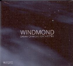 CHAKSAD SARA :  WINDMOND  (NEUKLANG)

Windmond, antico termine tedesco che indica il mese di novembre,  il titolo che la sassofonista svizzera Sarah Chaksad ha scelto per il suo album di debutto al fianco della sua prestigiosa orchestra formata da 14 eccellenti musicisti. Lalbum di casa Neuklang  una bella raccolta di alcune delle composizioni pi interessanti scritte da Sara Chaksad, brani sferici e riflessivi che assomigliano a questo tranquillo mese autunnale. Come osservato dallesperto di musica Steff Rorbacher, nel jazz spesso alle donne  riservato il ruolo di pianiste o cantanti, ma quasi mai quello di sassofoniste e solitamente la big band  considerata una sorta di relitto dal passato che non interessa pi alle giovani generazioni di artisti. Con Windmond la Sara Chaksad Orchestra spazza via ci che  rimasto di questi vetusti preconcetti: lei  una sassofonista nata nel 1983 che da oltre tre anni  a capo di unorchestra con la quale interpreta le sue stesse composizioni. Se ascoltando Windmond pensi di trovarti di fronte ad una band collegiale americana ti sbagli di grosso: pur con uno stile che affonda le radici nella tradizione, questa formazione interpreta composizioni moderne e fresche che offrono ai singoli musicisti la possibilit di dimostrare di essere anche eccellenti solisti.