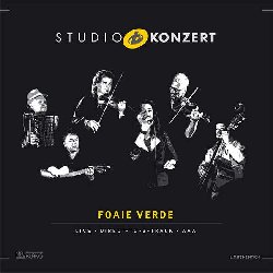 FOAIE VERDE :  STUDIO KONZERT  (NEUKLANG)

La serie Studio Konzert di casa Neuklang propone dischi audiophile in vinile vergine da 180 gr., registrati in presa diretta completamente in analogico e presentati in edizione limitata e numerata in una elegante confezione. La sala di registrazione degli studi Bauer  un luogo che ha ispirato molti eccellenti musicisti che hanno avuto il privilegio di utilizzare lo splendido pianoforte da concerto Steinway & Sons D-274 con il quale Keith Jarrett interpret alcune delle sue meravigliose melodie. In rumeno Foaie Verde significa 'foglia verde', ma  allo stesso tempo un'espressione usata per indicare estasi, turbamento e sorpresa. Studio Konzert, il nuovo disco della formazione, rispecchia perfettamente il nome della band: vivace, potente e carico di emozioni, si tratta di un progetto che coinvolge l'ascoltatore, regalandogli un'esperienza sonora di altissimo livello che scandaglia tante e diverse espressioni musicali, trasportandolo in un vortice estatico di toni e suoni che garantisce una riserva di energia a cui attingere nei momenti pi noiosi della giornata. Nel corso del concerto i Foaie Verde propongono un'enorme variet di tempi, ritmi e colori tonali. Da una parte ci sono le progressioni melodiche complesse e velocissime, ma sempre precise, dei due violini suonati da Sebastian Klein e Felix Borel e dall'altra il bayan delicatamente ondeggiante di Vladimir Trenin. Alla struttura ritmica ed armonica di base ci pensano gli eccellenti Frank Wekenmann alla chitarra e Veit Hubner al basso. La cantante, Katalin Horvath, interpreta le canzoni tradizionali in uno stile veramente unico, avvicinando il pubblico ai pezzi attraverso brevi spiegazioni dei testi. Appassionato, elegiaco e malinconico, la nuova uscita della serie Studio Konzert  un disco che, grazie all'eccellente qualit della registrazione, regala all'ascoltatore una serata di grande musica.