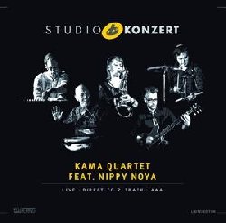 KAMA QUARTET :  STUDIO KONZERT  (NEUKLANG)

La serie Studio Konzert di casa Neuklang propone dischi audiophile in vinile vergine da 180 gr., registrati in presa diretta completamente in analogico e presentati in edizione limitata e numerata in una elegante confezione. La sala di registrazione degli studi Bauer  un luogo che ha ispirato molti eccellenti musicisti che hanno avuto il privilegio di utilizzare lo splendido pianoforte da concerto Steinway & Sons D-274 con il quale Keith Jarrett interpret alcune delle sue meravigliose melodie. A due anni dalla sua prima esperienza negli studi Bauer, il quartetto KAMA, ossia Katharina Maschmeyer (sax tenore e soprano), Nils Pollheide (chitarra elettrica e acustica, e-bass), Philipp Rttgers (tastiere, sintetizzatore, pianoforte) e Jens Otto (batteria), a cui si  aggiunto lo straordinario percussionista Nippy Noya,  ritornato a Ludwigsburg per un nuovo progetto. Il concerto proposto nell'ultimo volume Studio Konzert  una vera sfida: una nuova interpretazione della complessa suite A Love Supreme di John Coltrane, gi proposta dal KAMA Quartet nell'album di studio A Love Supreme / Universal Tone sempre pubblicato da casa Neuklang. Questa volta per la registrazione non prevede postproduzione: il flusso sonoro  immortalato live in presa diretta dall'eccellente ingegnere del suono Philipp Heck con uno Studer A 820 e con sofisticati microfoni che ne garantiscono l'eccellente qualit audio. Gi dalle prime note di Studio Konzert si rimane colpiti dalla straordinaria professionalit dei cinque artisti che dimostrano una grande preparazione tecnica e soprattutto, quello che fa la differenza, un'incredibile sensibilit musicale che permette loro di immergersi totalmente nell'opera di Coltrane senza correre il rischio di proporne l'ennesima banale interpretazione.