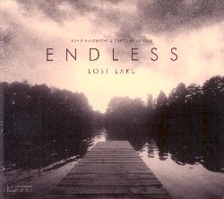 ENDLESS :  LOST LAKE  (NEUKLANG)

Endless  il duo composto dal sassofonista David Haudrechy, leader della big band Initiative H, ed il pianista francese Gregoire Aguilar. Lost Lake, prima opera dell'eccellente formazione,  uno scrigno chiaroscuro contenente tenerezza e forza, fiducia e comprensione, fragilit ed immensit. Il disco pubblicato da casa Neuklang propone un repertorio pieno di sfumature in cui i due musicisti esplorano vari generi, dalla musica classica all'elettronica, liberandosi dagli standard jazz. Con tutti originali firmati da Haudrechy ed Aguilar, ad eccezione di Utviklingssang(C. Bley) e Charade (H. Mancini), Lost Lake  un album di musica sognante e contemplativa, un mondo poetico che invita alla fuga dalla vita di tutti i giorni per scoprire paesaggi musicali fantastici che trasportano in terre perdute dove gli orizzonti si espandono e le prospettive si moltiplicano.