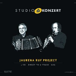 JUARENA RUF PROJECT :  STUDIO KONZERT  (NEUKLANG)

La serie Studio Konzert di casa Neuklang propone dischi audiophile in vinile vergine da 180 gr., registrati in presa diretta completamente in analogico e presentati in edizione limitata e numerata in una elegante confezione. La sala di registrazione degli studi Bauer  un luogo che ha ispirato molti eccellenti musicisti che hanno avuto il privilegio di utilizzare lo splendido pianoforte da concerto Steinway & Sons D-274 con il quale Keith Jarrett interpret alcune delle sue meravigliose melodie. Raul Juarena, da Astor Piazzola definito uno dei pi significativi esponenti del tango nuevo, suona da pi di 19 anni in duetto con il clarinettista e direttore d'orchetra Bernd Ruf. Il nuovo volume della serie Studio Konzert propone lo splendido concerto che i due musicisti hanno tenuto nei famosi studi di Ludwigsburg in cui hanno raccontato storie poetiche e sensuali con i loro strumenti che parlano di vita e di morte, di amicizia e separazioni. La track listing dell'album  molto variegata e propone gioiose milonghe di Anibal Troilos, canzoni di Carlos Gardel, la Cumparsita, meravigliosi esempi di tango nuevo oltre a liriche composizioni di Raul Jaurena. Toni dolci, coinvolgenti e malinconici si alternano in un mix di tango, musica classica, klezmer ed improvvisazione, una fusione che arriva direttamente all'anima di chi ascolta. A rendere il tutto veramente speciale ci sono i brevi aneddoti di Bernd Ruf su ciascun brano che trasformano la serata in un evento molto emozionante. Registrato da Philpp Heck in presa diretta con l'ausilio di eccellenti microfoni, Studio Konzert del Jaurena Ruf Project  un album che gli amanti del tango nuevo non dovrebbero lasciarsi scappare.