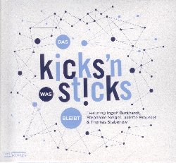 KICKS'N STICKS :  DAS WAS BLEIBT  (NEUKLANG)

Kicks'n Sticks, l'orchestra professionale della regione metropolitana tedesca di Rhein-Neckar, � una formazione che riunisce alcuni dei migliori musicisti dell'attuale scena jazz europea. Nata nel 2002, oggi la formazione comprende 30 musicisti oltre ai tre direttori Frank Runhof, Martin S. Schmitt e Jochen Welsch che sono anche compositori ed arrangiatori dell'orchestra. Con all'attivo significative collaborazioni con musicisti come Bill Ramsey, Janice Dixon, Xavier Naidoo e Marc Marschall, i Kicks'n Sticks hanno sviluppato nel corso degli anni un repertorio in cui convivono splendidi esempi di swing anni '30 e composizioni appartenenti alla scena musicale contemporanea. Das Was Bleibt, il nuovo album della grande orchestra tedesca che per l'occasione si � arricchita degli ospiti Ingolf Burkhardt (tromba), Stephanie Neigel (voce), Juliette Brousset (voce) e Thomas Stabenow (contrabbasso), � una splendida istantanea che ha immortalato alcuni immortali standard jazz e blues come Hi-Hee Sneakers, Here That Rainy Day, I've Never Been In Love Before ed altri ancora. A rendere veramente speciale Das Was Bleibt sono i suoni e le voci della grande orchestra i cui artisti mettono a disposizione dell'ascoltatore tutto il loro meglio senza risparmiarsi, dimostrando di essere eccellenti professionisti.