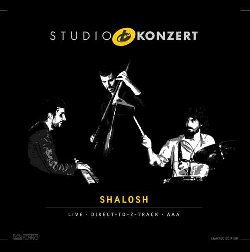 SHALOSH :  STUDIO KONZERT  (NEUKLANG)

La serie Studio Konzert di casa Neuklang propone dischi audiophile in vinile vergine da 180 gr., registrati in presa diretta completamente in analogico e presentati in edizione limitata e numerata in una elegante confezione. La sala di registrazione degli studi Bauer  un luogo che ha ispirato molti eccellenti musicisti che hanno avuto il privilegio di utilizzare lo splendido pianoforte da concerto Steinway & Sons D-274 con il quale Keith Jarrett interpret alcune delle sue meravigliose melodie. Dagli intenditori, Shalosh, che significa tre,  considerata una delle band pi promettenti dell'attuale scena jazz. Nonostante la tipica formazione jazz che comprende Gadi Stern al grande piano, David Michaeli al contrabbasso e Matan Assayag alla batteria e le profonde radici nell musica jazz, Shalosh propone paesaggi sonori che mescolano rock, elettronica, musica africana e mediorientale. Studio Konzert  un disco accattivante, toccante, intenso ed appassionante. L'atmosfera live con il pubblico in visibilio ed il leggendario pianoforte Steinway hanno messo il trio nelle condizioni ottimali per suonare interpretazioni potenti, anche di brani che i musicisti hanno suonato centinaia di altre volte.