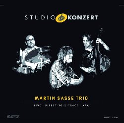 SASSE MARTIN :  STUDIO KONZERT  (NEUKLANG)

La serie Studio Konzert di casa Neuklang propone dischi audiophile in vinile vergine da 180 gr., registrati in presa diretta completamente in analogico e presentati in edizione limitata e numerata in una elegante confezione. La sala di registrazione degli studi Bauer  un luogo che ha ispirato molti eccellenti musicisti che hanno avuto il privilegio di utilizzare lo splendido pianoforte da concerto Steinway & Sons D-274 con il quale Keith Jarrett interpret alcune delle sue meravigliose melodie. Martin Sasse  un pianista tedesco conosciuto a livello internazionale e particolarmente apprezzato in Giappone ed America. Con alle spalle collaborazioni con grandi artisti come Sting, il chitarrista Philip Catherine ed il leggendario sassofonista Steve Grossman, Martin Sasse  stato definito dalla stampa internazionale il 'Wunderkind europeo' ed  attualmente considerato uno dei migliori pianisti del vecchio continente. Il 30 agosto del 2017, Martin Sasse (pianoforte a coda), Martin Gjakonovski (contrabbasso) e Klemens Marktl (batteria), hanno registrato negli studi Bauer, in puro analogico, il loro personale contributo alla serie Studio Konzert, un album contenente 5 originali di Sasse ed uno di Gjakonovski. Il lato A del disco si apre con lo swing di New York Spirit che omaggia il pi importante palcoscenico jazz al mondo, continua con Blues for P.B., uno splendido brano dedicato al chitarrista Peter Bernstein e si chiude con la ballata New Perspective. Il lato B inizia con il ritmo di Groovy Waltz, prosegue con Bruno's Birthday Blues di Gjakonovski e termina con Blues for John, un raffinato omaggio di Sasse a John Coltrane. Dice Martin Sasse del suo progetto in trio:  un album traboccante di gioia di suonare, di reciproca ispirazione e pieno di creativit, registrato da Philip Heck, un formidabile ingegnere del suono. Le sonorit sono esattamente quelle che ci si aspettano da un trio jazz moderno: aperte, dirette, precise e jazzy....