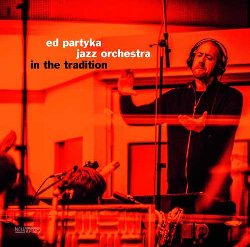 PARTYKA ED :  IN THE TRADITION  (NEUKLANG)

Quello che promette il titolo In the Tradition lo mantiene la musica: il compositore, arrangiatore e musicista americano Ed Partyka e la sua orchestra seguono la tradizione delle big band jazz. Fletcher Henderson, Earl Hines, Count Basie, Duke Ellington, Woody Herman, Stan Kenton e Gil Evans chiamavano il loro ensemble orchestra e non big band: con questo intendevano sottolineare che dirigevano un corpo sonoro costante che seguiva le stesse alte aspirazioni delle orchestre classiche. Su questa linea tradizionale si pongono anche le composizioni e gli arrangiamenti di Partyka. Come i grandi bandleader del passato, il musicista americano tratta la sua orchestra come uno strumento poliedrico di cui sfrutta con raffinatezza tutti i colori tonali. La Ed Partyka Jazz Orchestra offre polifoniche sezioni per ottoni, a volte frizzanti come in Count Basie, a volte suggestive come in Duke Elligton, a volte eleganti come nel suo maestro, il compositore ed arrangiatore Bob Brookmeyer. Chi, come Partyka, unisce questi estremi in modo cos convincente, conosce davvero il proprio mestiere. Facendo questo l'artista crea qualcosa di nuovo poich, nonostante tutti i rimandi storici, la sua orchestra non imita un modello esistente. L'immaginazione di Ed Partyka va ben oltre i consueti arrangiamenti per big band: laddove altri finirebbero per scrivere in maniera piatta, lui mescola con buon senso ritmi forti, voluminosi strumenti a fiato, interruzioni precise e delicati interludi, non dimenticando di mettere in risalto gli assoli strumentali e la splendida voce della cantante Julia Oschewsky. Le registrazioni di In the Tradition, effettuate nei prestigiosi Bauer Studios, hanno dato la possibilit di catturare al meglio il suono dell'orchestra e di ogni suo singolo strumento.