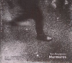 BOURGEOIS TOM :  MURMURES  (NEUKLANG)

L'album Murmures del musicista belga Tom Bourgeois  il suono di un mondo intimo e familiare. Il sassofono, la chitarra, la fisarmonica e le parti vocali creano un'atmosfera poetica ed idilliaca che rispecchia certe dinamiche dell'animo umano. Insieme a Lois Le Van (voce), Thibault Dille (fisarmonica) e Florent Jeunieaux (chitarra), Tom Bourgeois (sassofono, clarinetto basso) propone un doppio album di suoi originali, fatto di musica malinconica e calda, melodie che, come la vita, attraversano vari stadi. Le sonorit di questa inusuale formazione acustica si traducono in una disarmante semplicit che rende l'ascolto del tutto naturale e che guida l'ascoltatore attraverso una storia che appare subito familiare. Dolce, ma potente, Murmures  composto da due dischi, il primo dei quali contiene 10 composizioni di Bourgeois. L'enfasi  tutta concentrata sulla scrittura armonica e sui testi in francese ed inglese, magistralmente interpretati dal vocalista Le Van. Il secondo album propone un arrangiamento del Quartetto per archi in fa maggiore di Maurice Ravel. Completamente trasformato, il pezzo  stato riscritto da Bourgeois per la sua formazione, regalando all'opera del maestro una lettura completamente inedita: nel primo movimento trova spazio la fisarmonica, nel secondo il sax soprano, il terzo  arricchito da un testo in francese scritto da Franois Vaiana e cantato da Lois Le Van, mentre nel quarto troviamo le note della chitarra. In questo nuovo arrangiamento dell'opera di Ravel, Tom Bourgeois  guidato da un intento preciso: creare qualcosa di nuovo, trasformando qualcosa del passato.