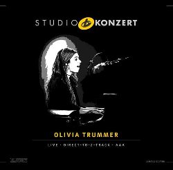 TRUMMER OLIVIA :  STUDIO KONZERT  (NEUKLANG)

La serie Studio Konzert di casa Neuklang propone dischi audiophile in vinile vergine da 180 gr., registrati in presa diretta completamente in analogico e presentati in edizione limitata e numerata in una elegante confezione. La sala di registrazione degli studi Bauer  un luogo che ha ispirato molti eccellenti musicisti che hanno avuto il privilegio di utilizzare lo splendido pianoforte da concerto Steinway & Sons D-274 con il quale Keith Jarrett interpret alcune delle sue meravigliose melodie. Nel suo nuovo album per la serie Studio Konzert, la giovane e talentuosa pianista tedesca Olivia Trummer suona il grande piano Fender Rhodes e canta. Il concerto, registrato dal vivo nei Bauer Studios di Ludwigsburg nel novembre del 2017,  la dimostrazione della bravura di un'interprete in ottima forma artistica, che canta e suona in modo ispirato ed espressivo senza sbavature o imprecisioni. L'album propone composizioni originali della musicista oltre a splendide interpretazioni di note canzoni pop e standard jazz. Gli arrangiamenti dell'album sono brillanti, armoniosi e ben studiati, ma sempre molto spontanei. Con la sua fresca interpretazione, Trummer trasforma You are the Sunshine of My Life di Stevie Wonder in qualcosa di nuovo, mentre quando si tratta dei suoi Sharing My Heart e Fly Now, dai suoi album precedenti, la versione in assolo li rende ancora pi profondi ed intensi. Il lato B del disco si chiude con le interpretazioni di due pezzi dalla suite Children's Corner di Claude Debussy: un momento speciale e sicuramente anticonvenzionale che riconferma, semmai ce ne fosse bisogno, l'originalit assoluta di questa musicista. Registrando utilizzando microfoni di altissima qualit e mixato dal vivo da Philipp Heck, Studio Konzert di Olivia Trummer garantisce una grande esperienza di ascolto.