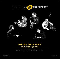 MEINHART TOBIAS :  STUDIO KONZERT  (NEUKLANG)

La serie Studio Konzert di casa Neuklang propone dischi audiophile in vinile vergine da 180 gr., registrati in presa diretta completamente in analogico e presentati in edizione limitata e numerata in una elegante confezione. La sala di registrazione degli studi Bauer  un luogo che ha ispirato molti eccellenti musicisti che hanno avuto il privilegio di utilizzare lo splendido pianoforte da concerto Steinway & Sons D-274 con il quale Keith Jarrett interpret alcune delle sue meravigliose melodie. La rivista tedesca Jazz Thing ha definito Tobias Meinhart 'uno dei pi grandi talenti tedeschi del sax tenore'. Dopo la fine del suo tour del 2015, il sassofonista tedesco, residente a New York dal 2010, ha deciso di registrare un concerto live presso i prestigiosi Bauer Studios di Ludwigsburg ed il risultato di questo progetto  l'album Studio Konzert. Il tema concettuale del disco  il potere spirituale della musica che si palesa quando i musicisti suonano senza porsi alcun tipo di barriere mentali. Raggiungere questo spontaneo flusso artistico quanto pi spesso si riesca,  lo scopo della band di Tobias Meinhart (sax soprano e tenore), composta da Phil Donkin (contrabbasso), Jesse Simpson (batteria) e Yago Vazquez (Fender Rhodes, Steinway grand piano) a cui si  aggiunta la mentore di lunga data di Meinhart, la pluripremiata trombettista Ingrid Jensen. La musica del quintetto  rilassata, disinvolta e convince. In Studio Konzert  possibile ascoltare una band che non ha paura di mettersi alla prova con una registrazione diretta il cui puro suono analogico  stato curato da Johannes Wohlleben.