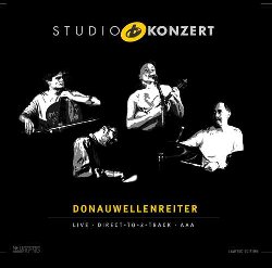 DONAUWELLENREITER :  STUDIO KONZERT  (NEUKLANG)

La serie Studio Konzert di casa Neuklang propone dischi audiophile in vinile vergine da 180 gr., registrati in presa diretta completamente in analogico e presentati in edizione limitata e numerata in una elegante confezione. La sala di registrazione degli studi Bauer  un luogo che ha ispirato molti eccellenti musicisti che hanno avuto il privilegio di utilizzare lo splendido pianoforte da concerto Steinway & Sons D-274 con il quale Keith Jarrett interpret alcune delle sue meravigliose melodie. A varcare la soglia degli imponenti Bauer Studios questa volta tocca ai Donauwellenreiter, ossia Thomas Castaneda (Steinway grand piano), Maria Craffonara (violino, voce), Lukas Lauermann (violoncello) e Joerg Mikula (batteria), una delle formazioni austriache pi inusuali ed innovative del momento. Il loro disco Studio Konzert propone otto brani composti dai vari membri della band ed arrangiati in gran parte daThomas Castaneda che  il fondatore e mastermind del gruppo. Si tratta di composizioni con una forte componente poetica in cui la parte musicale  un affascinante mix di folk, pop, minimalismo, jazz e classica, reso ancora pi accattivante dalla voce sensuale della violinista Craffonara. Ancora una volta casa Neuklang propone al suo pubblico un viaggio nel suono veramente da non perdere.