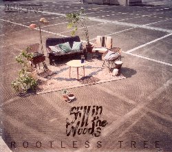 STILL IN THE WOODS :  ROOTLESS TREE  (NEUKLANG)

Nell'autunno del 2015, quattro giovani e talentuosi musicisti, Anna Hauss (voce), Robert Wienroder (pianoforte, tastiere), Raphael Seidel (basso) e Jakob Hegner (batteria) hanno fondato la formazione Still in the Woods. Ad accomunare questi artisti  l'amore incondizionato per la musica ed un approccio artistico intuitivo. Still in the Woods  indie-jazz allo stato puro, rilassante e profondo, ballabile e toccante, filigranato e complesso, ma anche energico ed accattivante. Rootless Tree, il nuovo album del quartetto,  caratterizzato da un forte desiderio di sperimentazione, una grande apertura nei confronti delle infinite possibilit artistiche esistenti ed una libert stilistica che permette agli interpreti di non sentirsi mai legati ad un genere in particolare, per avventurarsi in sentieri musicali ancora poco battuti. Con 12 originali della formazione, Rootless Tree  un libro sonoro fatto di 6 capitoli, in cui i brani sono abbinati in base al loro contenuto. Il disco si apre con il pezzo Rootless Tree che introduce il tema principale del progetto: la sensazione di essere senza radici. Poi si parla d'insonnia, quella condizione in cui si risvegliano pensieri come demoni e che fa sembrare la notte senza fine. In seguito si torna al mondo reale e si affronta il problema della distanza tra le persone. Il quarto capitolo scandaglia l'animo umano e porta l'ascoltatore a chiedersi ci che realmente  e quello che davvero vuole. Lo scarto tra ci che si  ed un necessario rapporto con gli altri che implica una modificazione delle nostre esigenze,  invece l'argomento del quinto capitolo. L'ultima parte del disco  invece caratterizzata dalla sensazione persistente di trovarsi a met tra due mondi opposti. Rootless Tree  un album notevole grazie al linguaggio musicale personale degli Still in the Woods, capace di toccare le corde pi profonde dall'animo di chi ascolta.