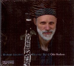 HEITZLER MICHAEL :  ODE HASHEM  (NEUKLANG)

Michael Heitzler  un noto clarinettista e klezmorim che dagli anni '90 gira il mondo facendo conoscere al pubblico la musica tradizionale klezmer che lui arricchisce con suggestioni appartenenti alla modernit. Dopo aver fatto parte di altre band, Heitzler ha creato la sua formazione composta da tre eccellenti musicisti che sono il pianista Christian Gurfleisch, il contrabbassista Michael Chylewski ed il batterista Daniel Schay. Ode Hashem, il loro nuovissimo album,  un omaggio alle grandi band americane ed est-europee della prima met del XX secolo, come quelle di Naftule Brandwein, Dave Tarras, Mickey Katz o degli Epstein Brothers. Una parte fondamentale del repertorio della Michael Heitzler Klemer Band  composta dalle splendide e spirituali nigunim (melodie) degli ebrei chassidici dell'Europa orientale. In questo album Heitzler rinuncia a composizioni proprie per dedicarsi alla tradizione: Con la nostra visione di musicisti appartenenti al XXI secolo, con tutti i nostri diversi background musicali, vogliamo ricreare e far rivivere la musica di un mondo perduto. Per me  molto importante mantenere il messaggio centrale e l'espressione interiore della musica klezmer, ma allo stesso tempo dare un tocco personale, contemporaneo e personale attraverso l'arrangiamento e la strumentazione. Per questo motivo la sessione ritmica della Michael Heitzler Klemer Band non  composta da fisarmonica, cimbali o altri strumenti tipici di questo genere, ma da pianoforte, contrabbasso e batteria, come nel moderno jazz e anche l'improvvisazione gioca un ruolo fondamentale. Ode Hashem  un album dal suono organico, fresco ed originale in cui la tradizione klezmer non viene stravolta ma rinnovata e celebrata anche attraverso il virtuosismo mozzafiato dei musicisti che non  mai fine a se stesso, ma che serve ad esprimre l'esuberanza tipica di questa musica!