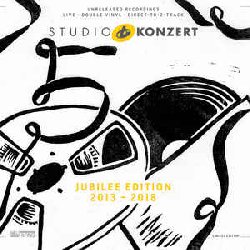 VARIOUS :  STUDIO KONZERT - JUBILEE EDITION 2013-2018  (NEUKLANG)

Sono passati 5 anni da quando all'amministratrice dell'etichetta tedesca Eva-Bauer-Oppelland ed all'ingegnere del suono Philipp Heck  venuta l'idea di organizzare dei concerti con pubblico nei prestigiosi Bauer Studios di Ludwigsburg in cui erano a disposizione degli addetti un eccellente equipaggiamento analogico con una console Neve ed un registratore a nastro Studer. Eva-Bauer-Oppelland, Reiner Oppelland e Johannes Wohlleben fanno parte di una generazione che ha usato per molti anni l'attrezzattura analogica ed oggi sono in grado di trasmetterne i segreti pi intimi. E' cos  nata la serie Studio Konzert che propone dischi audiophile in vinile vergine da 180 gr., registrati in presa diretta completamente in analogico e presentati in edizione limitata e numerata in una elegante confezione: ad oggi sono 35 i concerti immortalati in queste preziose registrazioni. A celebrazione del quinto anniversario dalla nascita della prestigiosa serie, casa Bauer propone Studio Konzert - Jubilee Edition 2013-2018, un sampler esclusivo composto da due vinili contenenti alcune registrazioni mai pubblicate prima d'ora. I due dischi offrono una panoramica affascinante sulla vastit della gamma musicale offerta dai diversi concerti della serie. Per creare un buon collegamento tra le tracce dei vari concerti che hanno line-up diversi,  stato necessario utilizzare una complessa tecnica di masterizzazione analogica che garantisce che il suono del mix live sia perfettamente preservato. Studio Konzert - Jubilee Edition 2013-2018  il modo perfetto per festeggiare il quinto anniversario della serie e per prepararsi alla celebrazione, nel 2019, dei 70 anni dell'etichetta!