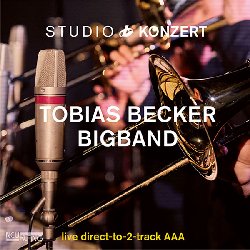 BECKER TOBIAS / GEHRING CHERRY :  STUDIO KONZERT  (NEUKLANG)

La serie Studio Konzert di casa Neuklang propone dischi audiophile in vinile vergine da 180 gr., registrati in presa diretta completamente in analogico e presentati in edizione limitata e numerata in una elegante confezione. La sala di registrazione degli studi Bauer  un luogo che ha ispirato molti eccellenti musicisti che hanno avuto il privilegio di utilizzare lo splendido pianoforte da concerto Steinway & Sons D-274 con il quale Keith Jarrett interpret alcune delle sue meravigliose melodie. Il nuovo disco della prestigiosa serie  proposto da Tobias Becker insieme alla sua bigband, formazione che riunisce alcuni dei migliori jazzisti di Germania, Austria e Svizzera. Il grande ensemble ed il suo direttore hanno gi registrato un vinile Studio Konzert nel 2014, ma nell'ultimo progetto propongono un programma del tutto nuovo la cui la parola d'ordine  groove. Un'altra particolarit che riguarda questa registrazione  la presenza, come ospite, del tastierista Cherry Gehring, artista famoso per aver fatto parte della band Pur ed apprezzato anche come comico. Gehring affianca la vocalista della bigband Verena Nuebel, aggiungendo al soul della voce di lei una buona dose di groove ed eleganza. Coloro che amano le bigband jazz, ma anche i fan di Stevie Wonder, Tower of Power e Chaka Kahn non possono perdersi questo splendido Lp in cui Tobias Becker ha rielaborato alcune delle sue hit pi apprezzate, garantendo all'ascoltatore una serata di ottima musica.