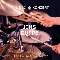 DUPPE JENS :  STUDIO KONZERT  (NEUKLANG)

La serie Studio Konzert di casa Neuklang propone dischi audiophile in vinile vergine da 180 gr., registrati in presa diretta completamente in analogico e presentati in edizione limitata e numerata in una elegante confezione. La sala di registrazione degli studi Bauer  un luogo che ha ispirato molti eccellenti musicisti che hanno avuto il privilegio di utilizzare lo splendido pianoforte da concerto Steinway & Sons D-274 con il quale Keith Jarrett interpret alcune delle sue meravigliose melodie. Jens Duppe  un eccellente batterista e compositore tedesco, uno spirito fine e libero che sa dare forma alle proprie fantasie per poi interpretarle con altrettanta eleganza. Grazie alla sua apertura artistica, Duppe  descritto dai media tedeschi come uno dei rappresentanti pi innovativi della musica improvvisata di questo paese. Come batterista e compositore jazz trae ispirazione da leggende come Albert Mangelsdorff e Kenny Werner. In occasione del suo disco Studio Konzert, Duppe (batteria) ha voluto al suo fianco Frederik Koster (tromba), Lars Duppler (Steinway a coda, Fender Rhodes) e Christian Ramond (contrabbasso), tutti eccellenti musicisti con cui il batterista collabora da molto tempo. Si tratta di artisti che nel corso delle loro pluriennali carriere hanno sviluppato una variet di sonorit molto personali che Duppe ha tenuto in forte considerazione gi nella fase compositiva. Premiato con il WDR Jazzpreis nel 2019, nella categoria improvvisazione, Jens Duppe  stato descritto dalla giuria come un batterista completo che si distingue nel suo design ritmico sia in piccoli ensemble che in grandi bigband. Studio Konzert  un disco caratterizzato da un suono inconfondibile che  il risultato di un ottimo lavoro compositivo e di un'eccellente armonia interpretativa che si sviluppa quando si portano sul palco quattro straordinari musicisti che suonano insieme da quasi dieci anni.