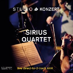 SIRIUS QUARTET :  STUDIO KONZERT  (NEUKLANG)

La serie Studio Konzert di casa Neuklang propone dischi audiophile in vinile vergine da 180 gr., registrati in presa diretta completamente in analogico e presentati in edizione limitata e numerata in una elegante confezione. La sala di registrazione degli studi Bauer  un luogo che ha ispirato molti eccellenti musicisti che hanno avuto il privilegio di utilizzare lo splendido pianoforte da concerto Steinway & Sons D-274 con il quale Keith Jarrett interpret alcune delle sue meravigliose melodie. Il Sirius Quartet, composto da rinomati musicisti dell'ambito della musica contemporanea internazionale, ossia Fung Chern Hwei (violino), Gregor Huebner (violino), Ron Lawrence (viola) e Jeremy Harman (violoncello), propone un repertorio incredibilmente fresco con un fuoco improvvisativo, una precisione ed un'energia pura che  raro trovare. Etichette come 'new music' non rendono sicuramente giustizia all'approccio progressivo della formazione tedesca. Dal loro album di debutto per l'etichetta newyorkese Knitting Factory, il quartetto si  esibito in alcuni dei festival pi importanti al mondo come il Beijing Music Festival, la Triennale di Music di Colonia, lo Stuttgart Jazz Festival, il Taichung Jazz Fest di Taiwan e molti altri ancora. In occasione del loro album per la prestigiosa serie Studio Konzert, i 4 musicisti hanno interpretato arrangiamenti di composizioni dei Beatles, dei Radiohead e di Ann Peebles, oltre ad alcuni loro audaci originali che dimostrano il permanente sforzo innovativo della formazione. Avanzate tecniche musicali, accattivanti improvvisazioni e groove irresistibili prendono forma anche nelle canzoni pop che pure trovano la loro giusta collocazione in questo affascinante viaggio musicale.