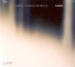 CHAKSAD SARA :  TABRIZ  (NEUKLANG)

L'orchestra di 14 elementi capitanata dall'eccellente sassofonista e compositrice svizzera Sara Chaksad propone il suo nuovo disco intitolato Tabriz, progetto contenente nuove composizioni originali che dimostrano come, rispetto all'album di debutto Windmond, Chaksad abbia alzato non di poco l'asticella. L'ammaliante traccia che d il titolo all'intero album e che vede la partecipazione dell'eccellente chitarrista Wolfgang Muthspiel,  dedicata alla citt iraniana di Tabriz: rimandando alle origini del padre della compositrice, il pezzo mette in luce come sia la vita che il linguaggio musicale dell'artistica siano la somma di diverse culture. L'orchestra di Sarah Chaksad affascina con una colorazione pi ricca di quella di altre bigband. I complessi brani della compositrice, bandleader e sassofonista sono davvero molto vari e comprendono ritmi dinamici e raffinate ballate, momenti a tutto volume ed altri in cui prevale un'atmosfera intima ed in cui il suono cromaticamente raffinato degli ottoni, si alterna a parti individuali chiare e fantastici assolo. Tabriz offre all'ascoltatore un'esperienza sonora veramente emozionante.