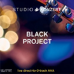 BLACK PROJECT :  STUDIO KONZERT  (NEUKLANG)

La serie Studio Konzert di casa Neuklang propone dischi audiophile in vinile vergine da 180 gr., registrati in presa diretta completamente in analogico e presentati in edizione limitata e numerata in una elegante confezione. La sala di registrazione degli studi Bauer  un luogo che ha ispirato molti eccellenti musicisti che hanno avuto il privilegio di utilizzare lo splendido pianoforte da concerto Steinway & Sons D-274 con il quale Keith Jarrett interpret alcune delle sue meravigliose melodie. Il nuovo disco della serie ha come protagonista il sestetto tedesco Black Project, una band che definire fusion  molto limitativo. L'originale formazione propone un interessante mix dal gusto jazz i cui ingredienti principali sono un immancabile timbro nero, un pizzico di blues, una buona dose di schiettezza alla Hendrix ed un'immensa libert creativa del tipo che si trova in Bitches Brew di Miles Davis, a cui va aggiunta una strumentazione esotica che comprende mandolino, banjo, steel pedal guitar e vari rumori. Tutti i membri della formazione - Johannes Stange (tromba, flicorno, trombone), Joerg Teichert (chitarra, banjo, mandolino), Jo Ambros (chitarra, pedal steel guitar, banjo), Konrad Hinsken (Fender Rhodes), Matthias Debus (contrabbasso, chitarra) e Christian Huber (batteria, percussioni) - sono uniti da comuni esperienze musicali che sono state cristallizzate all'interno delle composizioni originali che propone la tracklist del disco. Studio Konzert dei Black Project  un disco pieno di atmosfere diverse e tutte ugualmente intense.