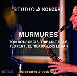 BOURGEOIS TOM :  STUDIO KONZERT  (NEUKLANG)

La serie Studio Konzert di casa Neuklang propone dischi audiophile in vinile vergine da 180 gr., registrati in presa diretta completamente in analogico e presentati in edizione limitata e numerata in una elegante confezione. La sala di registrazione degli studi Bauer  un luogo che ha ispirato molti eccellenti musicisti che hanno avuto il privilegio di utilizzare lo splendido pianoforte da concerto Steinway & Sons D-274 con il quale Keith Jarrett interpret alcune delle sue meravigliose melodie. Musicista jazz belga molto attivo anche a livello internazionale, Tom Bourgeois (sassofono, clarinetto basso) nel 2016 ha fondato il quartetto Murmures che oltre a lui vede impegnati gli eccellenti musicisti Thibault Dille (fisarmonica), Florent Jeunieaux (chitarra) e Lois Le Van (batteria). Nel 2018 la formazione ha pubblicato l'omonimo album Murmures, il primo progetto in cui Bourgeois appare nelle vesti di bandleader e compositore ed oggi casa Neuklang  lieta di proporne la superba versione in vinile. La combinazione di sassofono, chitarra, fisarmonica e voce crea un'atmosfera poetica ed idilliaca: in interazione o da soli, i quattro strumenti fluiscono dolcemente e ricordano i movimenti di un'anima umana. Sulla strada per trovarsi, gli artisti improvvisano ed alla fine entrano in perfetta armonia in un momento di totale unione. Melodica e calda allo stesso tempo, la musica composta da Bourgeois passa attraverso diverse fasi, proprio come l'uomo nella sua vita. Ascoltando il vinile Studio Konzert ci si rende conto che il quartetto Murmures  davvero molto affiatato e che Lois Le Van, Thibault Dille e Florent Jeunieaux, con i loro stili fortemente definiti, esaltano al meglio le composizioni di leader.