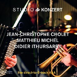 CHOLET, MICHEL, ITHURSARRY :  STUDIO KONZERT  (NEUKLANG)

La serie Studio Konzert di casa Neuklang propone dischi audiophile in vinile vergine da 180 gr., registrati in presa diretta completamente in analogico e presentati in edizione limitata e numerata in una elegante confezione. La sala di registrazione degli studi Bauer  un luogo che ha ispirato molti eccellenti musicisti che hanno avuto il privilegio di utilizzare lo splendido pianoforte da concerto Steinway & Sons D-274 con il quale Keith Jarrett interpret alcune delle sue meravigliose melodie. Con una preparazione classica alle spalle, Jean-Christophe Cholet  attualmente considerato uno dei migliori pianisti francesi di musica jazz ed improvvisata, con uno stile variegato che mescola suggestioni appartenenti a vari generei musicali. Cholet  a capo di numerosi progetti e diverse formazioni e la sua discografia conta pi di 20 album. Il pianista francese ha conosciuto Matthieu Michel (flicorno) circa vent'anni fa grazie alla Vienna Art Orchestra di cui Michel  membro e da quel momento collaborano regolarmente. In occasione del loro disco Studio Konzert, i due eccellenti musicisti hanno voluto al loro fianco il bravissimo fisarmonicista Didier Ithursarry, artista che ama mescolare la sua musica con altre forme d'arte come il teatro, la danza e fondere insieme generi musicali come come jazz, musica improvvisata e world music. L'idea alla base del disco  un programma ispirato alla musica dell'Atlantico, dalla Bretagna ai Paesi Baschi, un incredibile viaggio sonoro che comprende balli tipici e melodie popolari come banako, zortziko, fandango e mutxiko.