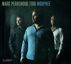 PERRENOUD MARC :  MORPHEE  (NEUKLANG)

Radiante figura del panorama jazz europeo, il pianista Marc Perrenoud  un artista molto particolare: in un periodo in cui cos tante band si piegano alle varie tendenze del momento, lui preferisce un percorso pi solido e stabile. Il suo trio, che comprende il batterista Cyril Regamey ed il bassista Marco Mueller, ha tenuto circa 400 concerti in tutto il mondo. Una longevit che ripaga: in vent'anni i tre musicisti hanno sviluppato una forte complicit che rende la loro discografia unica nel suo genere. Morphee, nuovissimo progetto del trio,  un disco dalle sonorit misteriose ed elusive e dai tratti onirici. Come racconta lo stesso pianista, si tratta di un album nato di notte: Dormivo un po', poi scrivevo, dormivo di nuovo... Scrivere la notte, in uno stato tra il sonno e la veglia, mi ha permesso di entrare in un mondo diverso, con un maggiore senso dello spazio e della risonanza e di sviluppare un suono libero, aperto e senza tempo. Il risultato sono otto composizioni originali del pianista che riflettono altrettante istantanee di vita notturna, alcune di forma indefinita, altre con un dinamismo da togliere il fiato, con cui Perrenoud racconta atmosfere urbane, foreste abitate da ombre enigmatiche ed il buio della notte. Nella mitologia greca, Morfeo  il dio dei 'sogni profetici' che danno forma ai sogni stessi. Il trio di Perrenoud ha dato loro una voce.