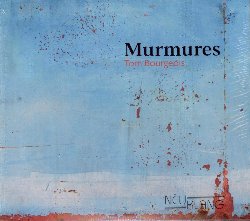 BOURGEOIS TOM feat. HARCSA VERONIKA & LE VAN LOIS :  MURMURES / RUMEURS  (NEUKLANG)

Mistica, introspettiva, spirituale e poi improvvisamente arrabbiata, esaltata, eretica: la musica del belga Tom Bourgeois ha qualcosa di solenne e pagano allo stesso tempo. Nell'affascinante doppio album Murmures / Rumeurs tutto è opinabile e devia dal pensiero unico. Tutto è delicatezza e contrasto, niente è mai nero o bianco e Tom Bourgeois gioca proprio su questo fragile equilibrio. Il disco è da intendersi come uno specchio: due formazioni e due dischi, Murmures e il suo (quasi) anagramma Rumeurs. Nel primo cd Bourgeois (sax tenore, clarinetto basso) è accompagnato da Lois Le Van (voce), Thibault Dille (fisarmonica), Florent Jeunieaux (chitarra) e l'ospite Veronika Harcsa (voce) che fa alcune incursioni nella terza traccia, come per prepararci al secondo album. In Rumeurs troviamo gli stessi musicisti a cui si aggiungono Thomas Mayade (tromba), Quinten De Craecker (trombone), Ruben Verbruggen (sax alto e tenore), Esinam Dogbatse (flauto, percussioni) , Dorian Dumont (pianoforte), Victor Foulon (contrabbasso) e Jelle Van Giel (batteria). Dietro alcuni titoli, tutti originali di Bourgeois, possiamo riconoscere Ravel (Sonatine II), Tom Yorke (La Tete Dans la Radio e La Radio Dans la Tete) e John Dowland (Tell Me, True Love e Love, Tell Me The Truth). Ascoltando Murmures / Rumeurs si passa da rinascimento e barocco al jazz, dall'improvvisazione alla musica da camera, con a volte qualche orientamento blues e swing. Potrebbe essere divertente trovare i punti in comune o le differenze tra le due facce di questo doppio disco, ma è meglio lasciarsi trasportare dal mormorio e dai suoni di queste enigmatiche storie musicali.
