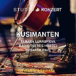 KUSIMANTEN :  STUDIO KONZERT  (NEUKLANG)

La serie Studio Konzert di casa Neuklang propone dischi audiophile in vinile vergine da 180 gr., registrati in presa diretta completamente in analogico e presentati in edizione limitata e numerata in una elegante confezione. La sala di registrazione degli studi Bauer  un luogo che ha ispirato molti eccellenti musicisti che hanno avuto il privilegio di utilizzare lo splendido pianoforte da concerto Steinway & Sons D-274 con il quale Keith Jarrett interpret alcune delle sue meravigliose melodie. Il nuovo disco della prestigiosa serie ha come protagoniste Tamara Lukasheva (melodica, voce), Marie-Therese Haertel (viola, voce) e Susanne Paul (violoncello, voce), ossia la formazione Kusimanten. Con leggerezza sonora ed una spinta jazzrock, le Kusimanten uniscono folclore alpino ed est-europeo per creare composizioni dal gusto sperimentale. Al centro del disco c' la voce mozzafiato della cantante ucuaina di Odessa, Tamara Lukasheva. Con contagioso entusiasmo il trio tutto al femminile propone un disco che celebra la bellezza della diversit.