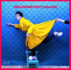 ALONY EFRAN :  HOLLYWOOD ISN'T CALLING  (NEUKLANG)

Cercare di catalogare la musica della pluripremiata cantante e compositrice israeliana Efrat Alony  un compito destinato a fallire. La sua capacit di comporre e cantare diversi generi musicali nel suo stile unico,  ci che la fa davvero risaltare e brillare. Hollywood Isn't Calling, il suo ultimo disco,  un insieme di profondit ed umorismo che non sono mai in contraddizione, quanto piuttosto complementari: con il primo Alony affronta importanti temi sociali e politici, mentre dall'altro trae energia e forza per sopportare la gravit di questi problemi. Questa interazione crea una leggerezza che la poesia di Alony sembra dispiegare in modo ancora pi dinamico. La voce forte e piena di sentimento dell'artista  in grado di assumere senza sforzo le pi svariate forme e questo anche grazie all'accompagnamento musicale eccellente di Frank Wingold (chitarra), Henning Sieverts (basso) e Heinrich Koebberling (batteria). La diversit compositiva di Hollywood Isn't Calling  perfetta per la voce e la visione di Alony: passaggi scat, voci jazz classiche e toccanti assoli si alternano senza soluzione di continuit, irrompendo attraverso potenti parti musicali.