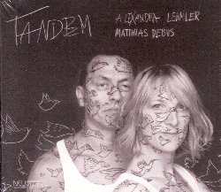 LEHMLER ALEXANDRA / DEBUS MATTHIAS :  TANDEM  (NEUKLANG)

Una rondine non fa primavera, ma due eccellenti strumentisti insieme molto spesso fanno un album straordinario. La sassofonista di Mannheim Alexandra Lehmler (sax soprano, alto e baritono, clarinetto basso, flauto, voce) suona in diverse formazioni con il suo partner, il bassista Matthias Debus (contrabbasso, voce), ma in Tandem hanno deciso di essere soli e di proporre all'ascoltatore duetti intensamente toccanti ed intimi. Il disco si apre con densi studi sonori dalle cui complesse strutture si sviluppano improvvisamente melodie molto orecchiabili. Alexandra Lehmler suona solo strumenti ad ancia con cui crea virtuosistiche sonorit rotonde e calde. Matthias Debus suona il contrabbasso con altrettanta destrezza e questo gli permette di creare un suono eloquente dall'intonazione precisa. Tandem regala all'ascoltatore cascate sonore coraggiose e libere che possono sorprendere anche gli amanti del free jazz!