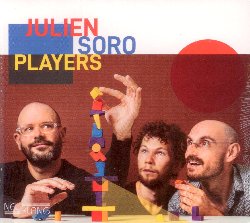 SORO JULIEN :  PLAYERS  (NEUKLANG)

Players  il primo album del trio di Julien Soro (sax tastiere) che comprende Stephan Caracci (vibrafono, marimba, percussioni, tastiere) e Ariel Tessier (batteria). Il disco inizia con una partita di ping pong e termina con un tributo galattico a Rahsaan Roland Kirk. Tutto  gioco, la musica  gioco, come ci ricorda il verbo inglese to play. Questi tre musicisti hanno deciso di giocare con le melodie, ma rispettando delle regole molto precise: seguire l'onda sonora che si mette in moto e che potrebbe diventare musica, suonare il proprio strumento come se fosse, allo stesso tempo, la prima volta e l'ultima volta, correre il rischio di non sapere dove si sta andando e di scoprirlo al momento, suonare con estrema lentezza e anche con grande velocit, suonare come se si fosse in uno stato di trance e infine suonare ed essere pienamente coinvolti nella musica che si sta costruendo, protagonisti vivi e sempre pronti per un po' di sana follia. Players  creativit allo stato puro!