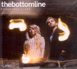THEBOTTOMLINE :  FORGOTTEN STARS  (NEUKLANG)

Thebottomline � un duo musicale di Colonia, in Germania, noto per il suo affascinante suono malinconico, dolce, e catartico. Franzis Lating (piano, voce, sintetizzatore) e Johannes Elia Nuss (batteria, sintetizzatore) attingono a tradizioni musicali apparentemente opposte e le mescolano nella sperimentazione per creare un'esperienza sonora personale, inedita e cinematografica. Forgotten Stars, il nuovo album del duo, si muove tra jazz, musica classica, blues, elettronica e trip-hop. Suggestivi tappeti sonori creati dai sintetizzatori fanno da base alle melodie malinconiche e a volte arrabbiate del pianoforte, mentre la batteria segna il ritmo in modo mirato e la voce canta con un timbro blues le assurdit� della psiche umana e delle sue forme di espressione. Cosa muove noi umani, qual � la nostra spinta nella vita? Cosa tiene insieme il mondo nel suo nucleo e dove andiamo quando moriamo? Perch� siamo quasi dipendenti dall'identificarci chiaramente con qualcosa e perch� � cos� allettante ignorare le circostanze spiacevoli? Forgotten Stars offre una prospettiva critica sugli eventi mondiali geopolitici e sulle forme di espressione del potere, dichiarando il desiderio tutto umano di trovare delle soluzioni.